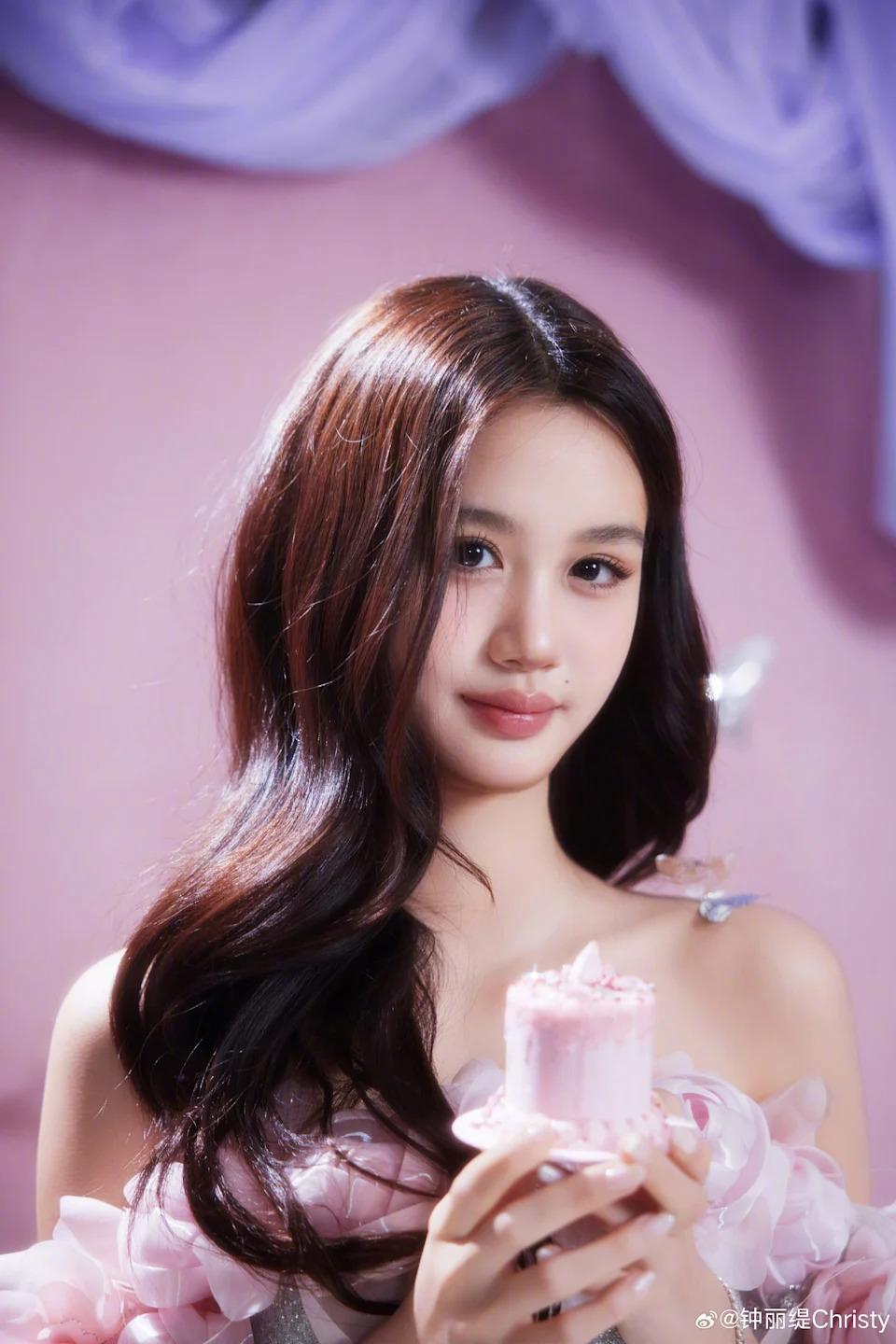 钟丽缇与女儿合影