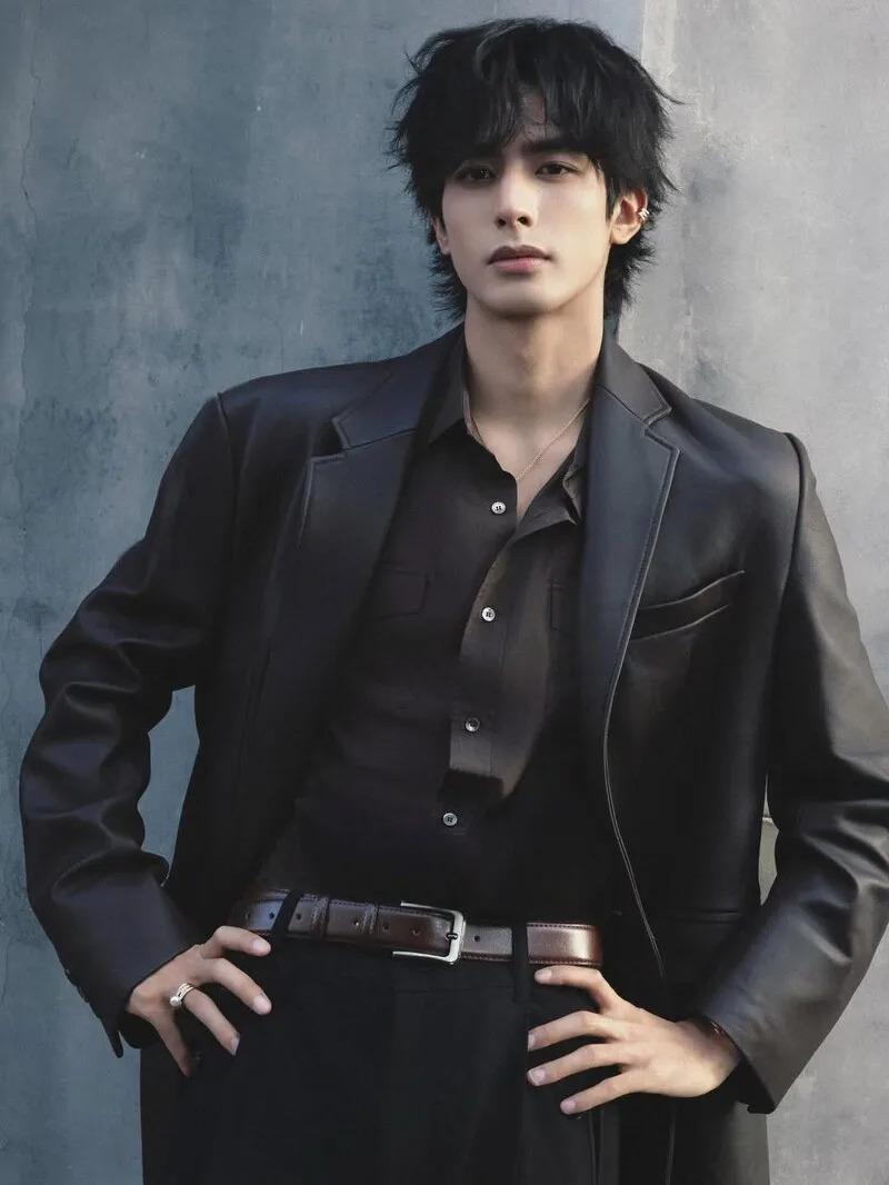 宋威龙全黑穿搭