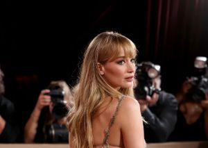 詹妮弗·劳伦斯透视礼服惊艳金球奖，自嘲近乎全裸引全场轰动