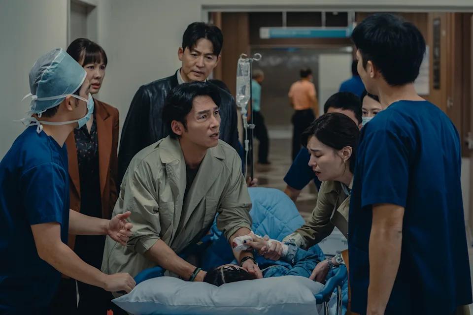 温升豪、张榕容面对躺在病床上的Emma