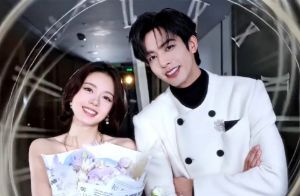 赵今麦展现绝美蝴蝶背！与宋威龙合体出席活动再续《骄阳似我》高甜情缘