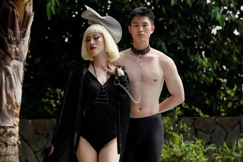 百白穿上高衩泳装，挑战从影最大尺度