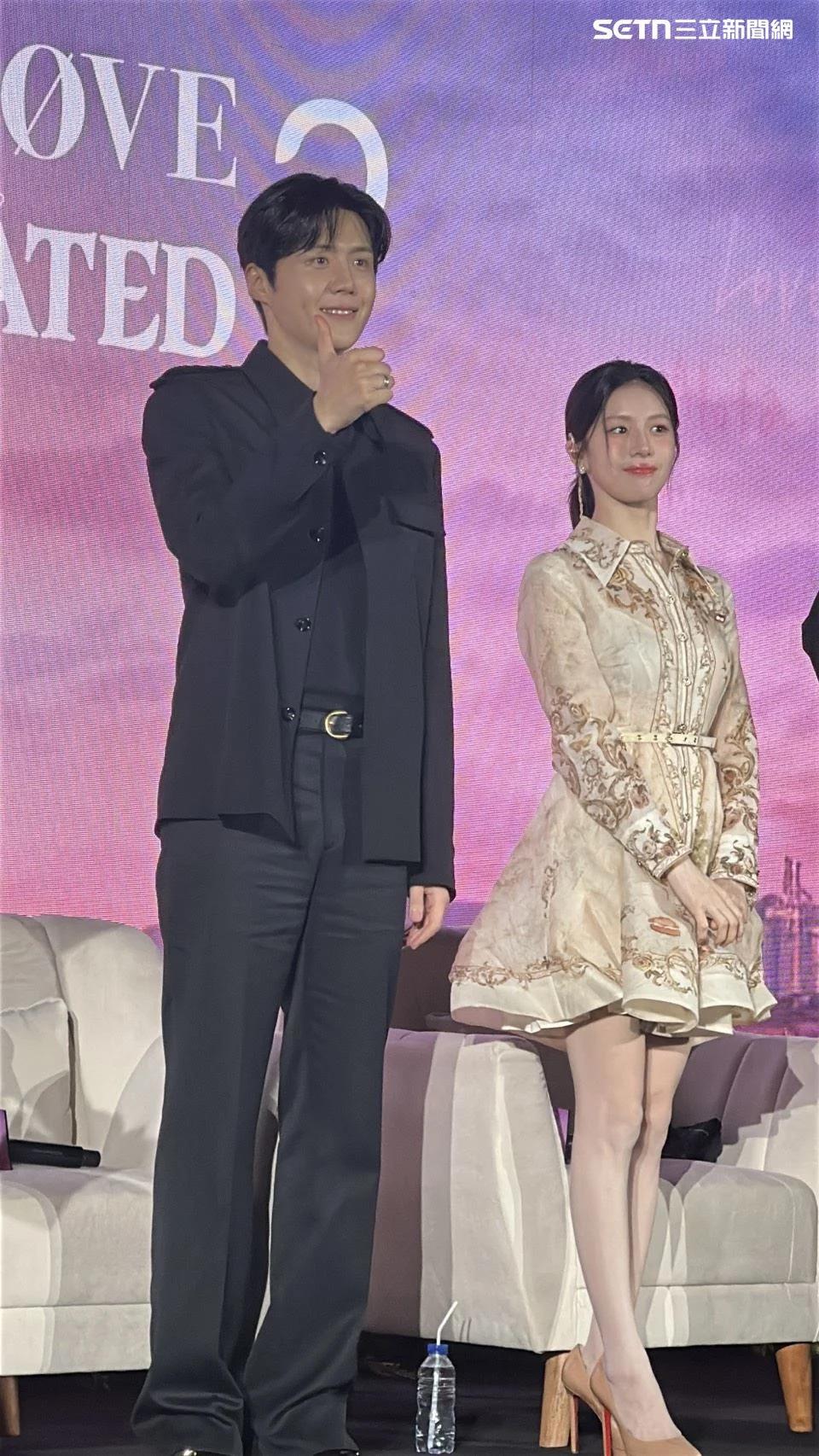 金宣虎帅气亮相现场