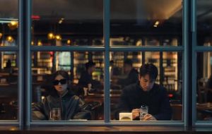 赵又廷、张子枫新剧《秋雪漫过的冬天》开播口碑大爆，改编自神剧《我的大叔》引发共鸣