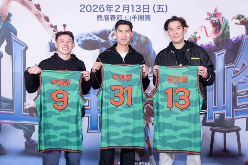 索尼影业赠送电影中的冲刺队球衣给三位配音球员。