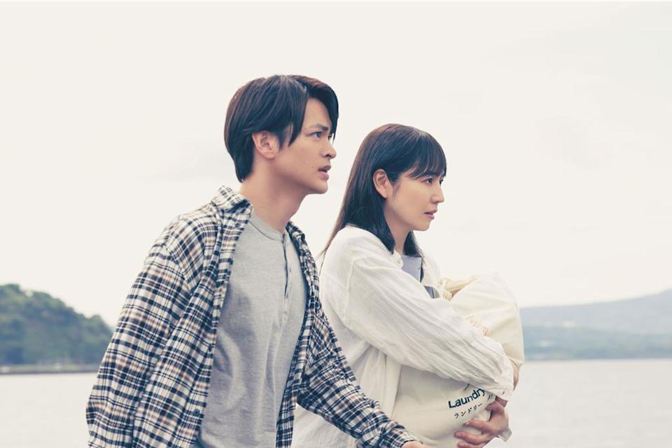 濑户康史（左）与长泽雅美在片中饰演一对失去女儿的夫妻。（华映娱乐提供）