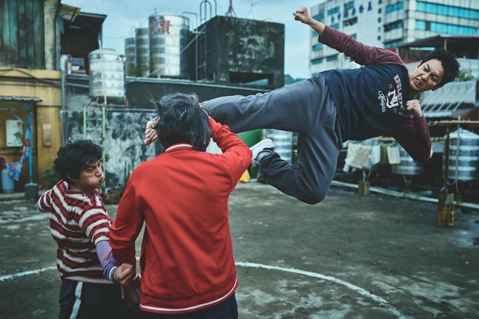 电影里的柯震东（右）、朱轩洋（左）拜戴立忍（中）为师，学习武功，希望伸张正义。（麻吉砥加提供）
