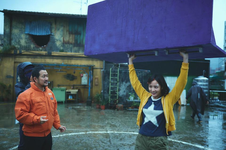 導演九把刀（左）與演員王淨（右）在拍片現場討論。 （麻吉砥加提供）