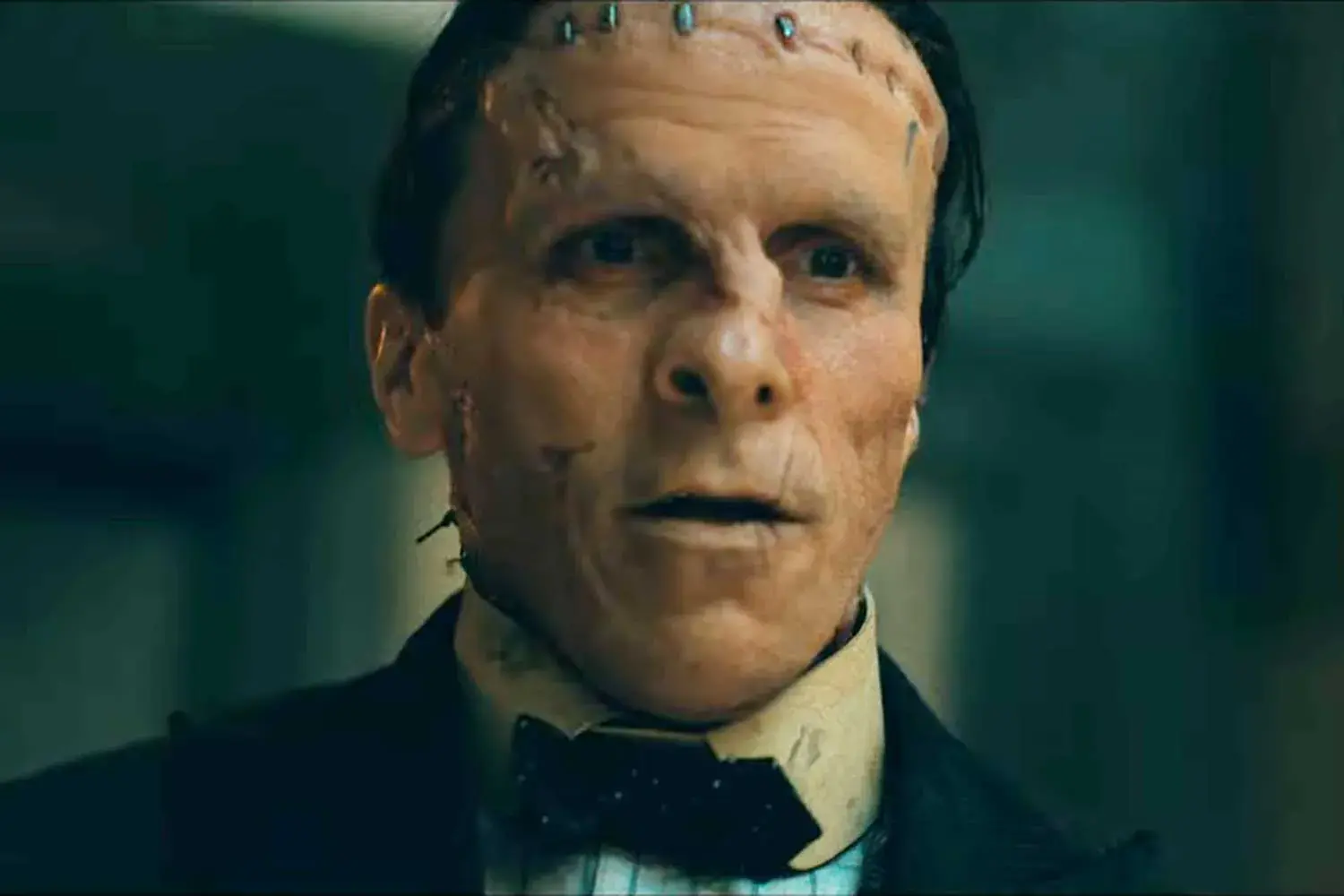 克里斯汀贝尔《科学新娘》化身科学怪人，六小时化妆靠集体尖叫排解压力